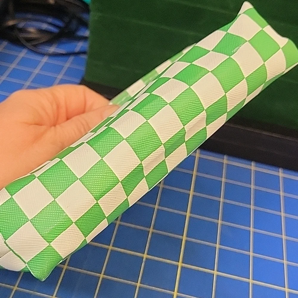 Green and White Checkered Women's Cosmetic Pouch Bag 7x5x2 Ne2